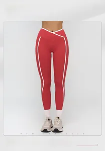Dettaglio dei leggings yoga rossi a vita alta con design incrociato e strisce bianche