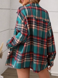 Relaxed fit dark green plaid flannel shirt with long sleeves and lapel for casual wear