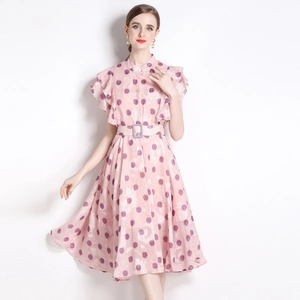 Rosa gepunktetes Sommerkleid mit Rüschenärmeln und lila Gürteltaille auf weißem Grund