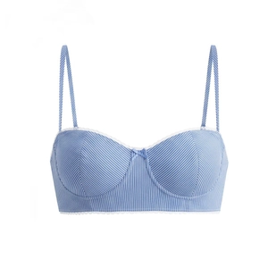 Detailaufnahme des blau-weiß gestreiften Camisole-Tops mit Spitzenbesatz und kleiner Schleife