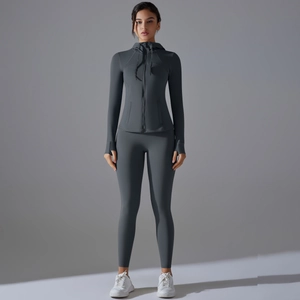 Completo yoga grigio con giacca con cappuccio e asole per i pollici e leggings a vita alta