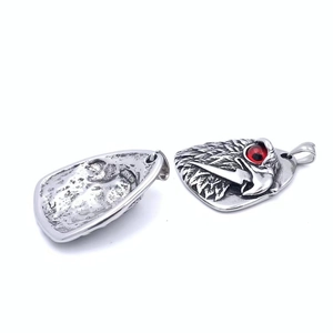 Détails des pendentifs œil d'aigle argentés avec yeux en pierre rouge et design bouclier