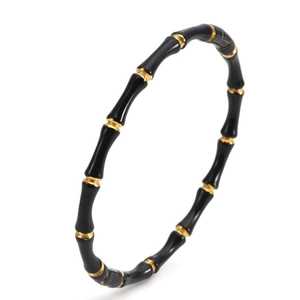 Detail eines Armbands im Bambus-Stil mit schwarzen Resin-Segmenten und 18K Goldringen