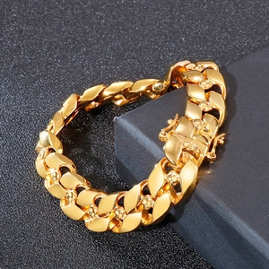 Gold Cuban chain bracelet featuring embossed skull links in a streetwear hip-hop style