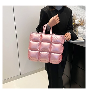 Dettaglio della borsa tote rosa trapuntata con texture puffer e nylon lucido