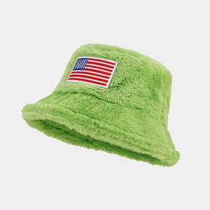 Detail eines neongrünen Webpelz-Fischerhuts mit patriotischem USA-Flaggen-Stickaufnäher