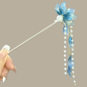 Handheld vintage blue flower hairpin with white pearl tassels and elegant metal stem
