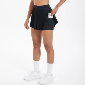 Détail d'une jupe short de sport noire plissée montrant la poche latérale intégrée