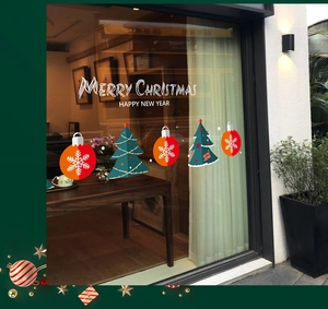 Detailansicht von Frohe Weihnachten Fensteraufklebern mit grünen Bäumen auf Glasoberfläche