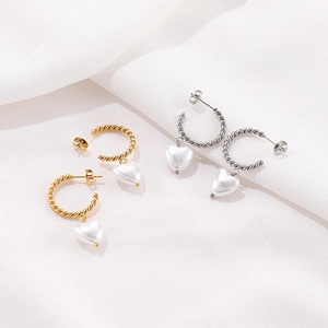 Boucles d'oreilles créoles torsadées en or et argent avec pendentifs perles cœur
