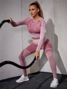 Tenue de yoga sans couture à motif marbré pendant l'entraînement aux cordes ondulatoires