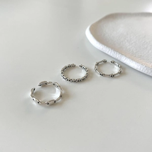 Detailed view of three minimalist 925 silver pig nose style chain rings in silver finish