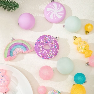 Décorations de Noël colorées style macaron avec paillettes et formes de bonbons