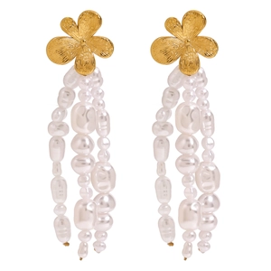 Orecchini a fiore in acciaio al titanio con perle e nappe in stile vintage dorato