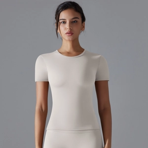 Nahaufnahme der schmal geschnittenen, atmungsaktiven Yoga-Kurzarmshirts in Sandbeige