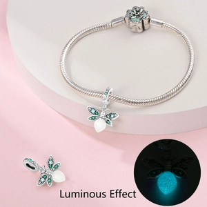 Charme abeille en argent 925 avec ailes vertes et effet lumineux bleu sur bracelet