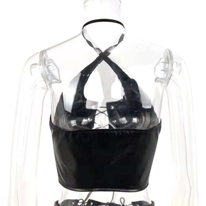 Detail eines schwarzen Neckholder-Tops aus PU-Leder mit Schnürung am Rücken