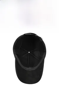 Détail d'une casquette d'hiver avec cache-oreilles chauds et doublure épaisse