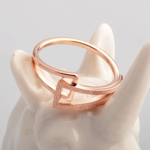 Bague double couche à la mode en acier titane rose doré avec texture mate et polie