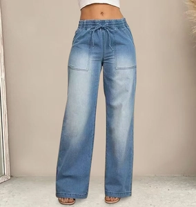 Detail van elastische tailleband met trekkoord en grote zijzakken op denim broeken