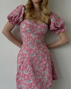 Détail d'une robe fleurie française avec manches bouffantes et décolleté en cœur