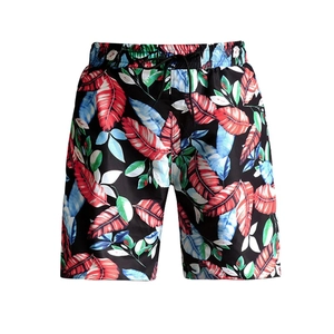 Détail du short de bain homme noir avec imprimé tropical coloré et cordon de serrage