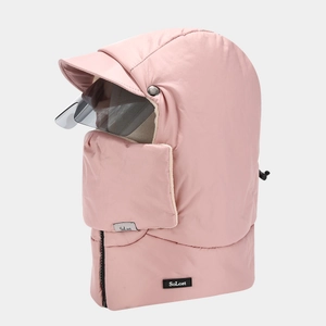 Dettaglio del cappello da aviatore rosa con occhiali protettivi e fodera in pelliccia