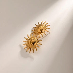 Gros plan de boucles d'oreilles en acier inoxydable 18k avec motif étoile et lune