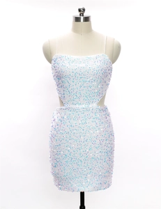 Dettaglio del mini abito bianco con paillettes e ritagli laterali su un manichino da sartoria