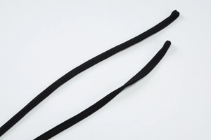 Gros plan sur les lanières noires en tricot avec coutures fines pour mini robe dos nu