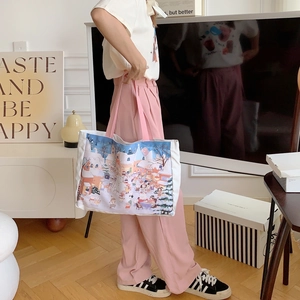 Détail du sac cabas en toile avec anses roses et illustration de ville en dessin animé