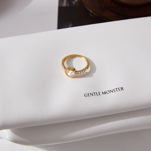 Dettaglio anello in oro 18K con zircone a cuore e micro-pave di piccoli cristalli