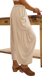 Detalle de los pantalones de lino de pierna ancha en crema con cintura alta y bolsillos