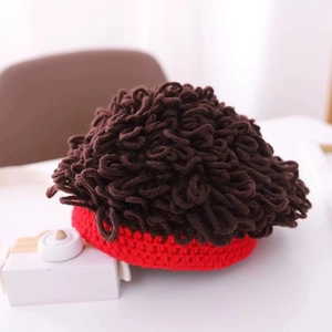 Simpatico berretto parrucca baby hip-hop con base rossa in maglia e capelli afro marroni