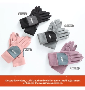 Details von warmen Wintersport-Handschuhen in verschiedenen Farben mit Touch-Funktion