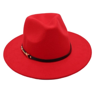 Λεπτομέρεια κόκκινου καπέλου fedora με μαύρη δερμάτινη ζώνη και χρυσή μεταλλική αγκράφα
