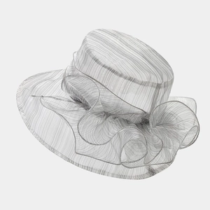 Détail d'un chapeau en organza avec motifs rayés et accents floraux multicouches élégants
