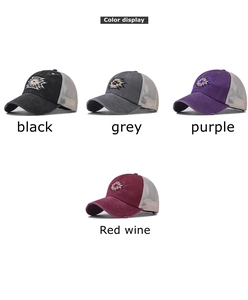 Display colori di quattro cappelli baseball in rete con visiera consumata e ricami etnici