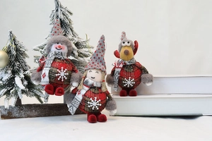 Détails de suspensions de Noël en peluche avec bonhomme de neige, fille et renne en rouge et gris