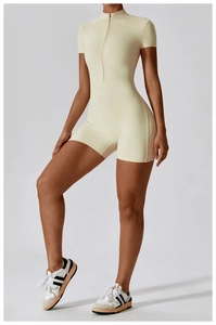 Détail d'un combishort de yoga beige à manches courtes avec col montant zippé