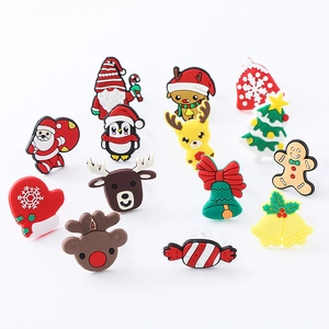 13-teiliges Set bunte Weihnachtsringe aus PVC mit Weihnachtsmann- und Rentier-Motiven