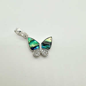 Détail du pendentif papillon en argent avec nacre d'abalone et zircons étincelants