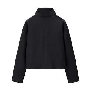 Détail du dos de la veste noire à col montant avec coutures tombantes aux épaules