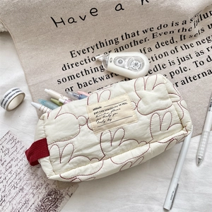 Estuche acolchado de conejo en blanco crema con bordado rojo y gran capacidad de espacio