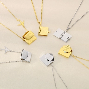 Vue macro des pendentifs enveloppes en or et argent avec gravures sur fond en tissu