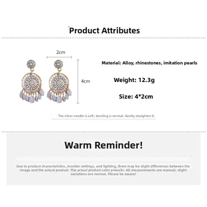 Detail of bohemian drop earrings with rhinestones, pearls and dimensions 4x2cm