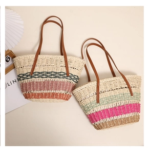 Détail du sac cabas en paille tissée avec rayures colorées et anses en cuir marron