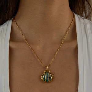 Nahaufnahme der 18K Gold Edelstahlkette mit Muschel- und Seesternanhänger am Modell