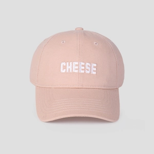 Detailansicht der weißen „CHEESE“ 3D-Stickerei auf einer rosa Baumwollkappe