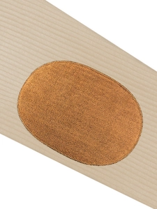 Détail macro de tricot côtelé avec empiècement caramel et coutures de haute précision